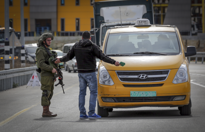 IDF an Straßensperre zu Ramallah